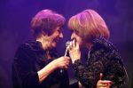 Amsterdam 2 april 2013
Liesbeth List krijgt uit handen van Mies Bouwman de radio Nostalgia ouvre award in het nieuwe de la mar theater.
Peter Smulders bv