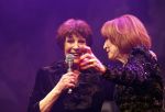 Amsterdam 2 april 2013
Liesbeth List krijgt uit handen van Mies Bouwman de radio Nostalgia ouvre award in het nieuwe de la mar theater.
Peter Smulders bv