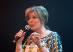 Amsterdam 2 april 2013
Liesbeth List krijgt uit handen van Mies Bouwman de radio Nostalgia ouvre award in het nieuwe de la mar theater. Myrna Goossen
Peter Smulders bv