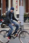 Amsterdam 28 maart 2013
Sven Kramer op zijn fiets in amsterdam zuid.
Peter Smulders bv