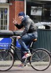 Amsterdam 28 maart 2013
Sven Kramer op zijn fiets in amsterdam zuid.
Peter Smulders bv