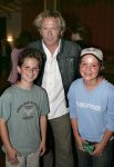 Scheveningen 2 juli 2004
Feestje Holland casino in het Kurhaus.
Tom Egbers met 2 fans.