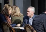 Amsterdam 15 april 2013
Tom Okker met een dame op terras.
Peter Smulders bv