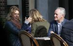 Amsterdam 15 april 2013
Tom Okker met een dame op terras.
Peter Smulders bv