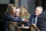 Amsterdam 15 april 2013
Tom Okker met een dame op terras.
Peter Smulders bv