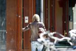 Amsterdam 6 juli 2004
Wendy v Dijk verlaat het huis van Chris Zegers.
Peter Smulders bv