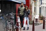Amsterdam 16 maart 2015
Arie Boomsma met zijn nieuwe vriendin Romy Houwer in Amsterdam en bij zijn huis/appartement