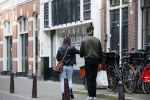 Amsterdam 16 maart 2015
Arie Boomsma met zijn nieuwe vriendin Romy Houwer in Amsterdam en bij zijn huis/appartement