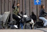 Amsterdam 16 maart 2015
Arie Boomsma met zijn nieuwe vriendin Romy Houwer in Amsterdam en bij zijn huis/appartement