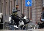 Amsterdam 16 maart 2015
Arie Boomsma met zijn nieuwe vriendin Romy Houwer in Amsterdam en bij zijn huis/appartement