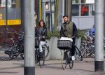 Amsterdam 16 maart 2015
Arie Boomsma met zijn nieuwe vriendin Romy Houwer in Amsterdam en bij zijn huis/appartement
