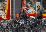 Amsterdam 16 maart 2015
Arie Boomsma met zijn nieuwe vriendin Romy Houwer in Amsterdam en bij zijn huis/appartement