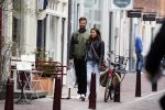 Amsterdam 16 maart 2015
Arie Boomsma met zijn nieuwe vriendin Romy Houwer in Amsterdam en bij zijn huis/appartement