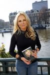 Amsterdam 13 maart 2015
Graciela l'Ami met haar boek over haar leven met Fernando Ricksen in het Amstel hotel.
Ook haar vriend en zoon zijn aanwezig.