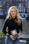Amsterdam 13 maart 2015
Graciela l'Ami met haar boek over haar leven met Fernando Ricksen in het Amstel hotel.
Ook haar vriend en zoon zijn aanwezig.
