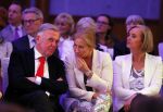 Amsterdam 8 maart 2015
Modeshow Paul Schulten in het Okura.
Harry Mens met zijn buurvrouw en dochter Suze.