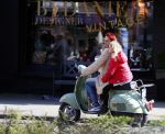 Amsterdam 11 maart 2015    
Isa Hoes met dochter Vlinder op de scooter
