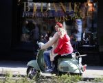 Amsterdam 11 maart 2015    
Isa Hoes met dochter Vlinder op de scooter