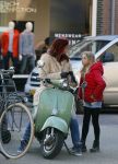 Amsterdam 11 maart 2015    
Isa Hoes met dochter Vlinder op de scooter