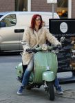 Amsterdam 11 maart 2015    
Isa Hoes met dochter Vlinder op de scooter