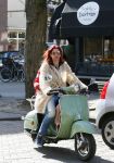 Amsterdam 11 maart 2015    
Isa Hoes met dochter Vlinder op de scooter