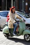 Amsterdam 11 maart 2015    
Isa Hoes met dochter Vlinder op de scooter