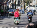 Amsterdam 11 maart 2015    
Isa Hoes met dochter Vlinder op de scooter