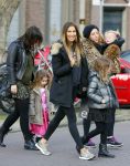 Amsterdam 30 maart 2015  
Jorinde Moll met kinderen op de cornelis schuytstraat