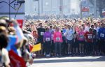 Den Haag 8 maart 2015Katja Schuurman loopt de city pier city loop CPC van 10 km voor haar tv programma. Marco Koers vergezelt haar.