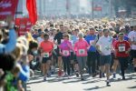 Den Haag 8 maart 2015Katja Schuurman loopt de city pier city loop CPC van 10 km voor haar tv programma. Marco Koers vergezelt haar.