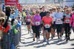 Den Haag 8 maart 2015Katja Schuurman loopt de city pier city loop CPC van 10 km voor haar tv programma. Marco Koers vergezelt haar.