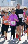 Den Haag 8 maart 2015Katja Schuurman loopt de city pier city loop CPC van 10 km voor haar tv programma. Marco Koers vergezelt haar.