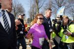 Den Haag 8 maart 2015Katja Schuurman loopt de city pier city loop CPC van 10 km voor haar tv programma. Marco Koers vergezelt haar.