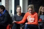 Amsterdam 10 maart 2015  
Tess Milne en Kimberly Klaver samen op een terrasje en Tess daarna met koptelefoon op de fiets