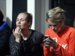 Amsterdam 10 maart 2015  
Tess Milne en Kimberly Klaver samen op een terrasje en Tess daarna met koptelefoon op de fiets