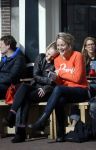 Amsterdam 10 maart 2015  
Tess Milne en Kimberly Klaver samen op een terrasje en Tess daarna met koptelefoon op de fiets