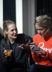 Amsterdam 10 maart 2015  
Tess Milne en Kimberly Klaver samen op een terrasje en Tess daarna met koptelefoon op de fiets