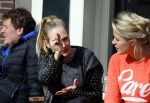 Amsterdam 10 maart 2015  
Tess Milne en Kimberly Klaver samen op een terrasje en Tess daarna met koptelefoon op de fiets