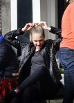 Amsterdam 10 maart 2015  
Tess Milne en Kimberly Klaver samen op een terrasje en Tess daarna met koptelefoon op de fiets