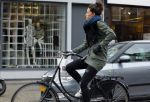 Amsterdam 27 maart 2015
Naomi v As op de fiets in Amsterdam zuid.