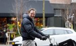 Amsterdam 14 maart 2015
Ronald de Boer op de fiets in de cornelis schuytstraat