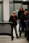 Schiphol 26 maart 2015
Samantha Fox arriveert op schiphol. Varol Porsemay haalt haar op