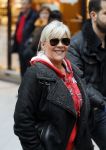 Schiphol 26 maart 2015
Samantha Fox arriveert op schiphol. Varol Porsemay haalt haar op