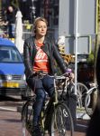 Amsterdam 10 maart 2015  
Tess Milne en Kimberly Klaver samen op een terrasje en Tess daarna met koptelefoon op de fiets