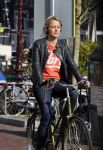 Amsterdam 10 maart 2015  
Tess Milne en Kimberly Klaver samen op een terrasje en Tess daarna met koptelefoon op de fiets