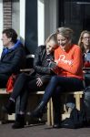 Amsterdam 10 maart 2015  
Tess Milne en Kimberly Klaver samen op een terrasje en Tess daarna met koptelefoon op de fiets
