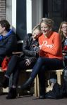 Amsterdam 10 maart 2015  
Tess Milne en Kimberly Klaver samen op een terrasje en Tess daarna met koptelefoon op de fiets