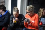 Amsterdam 10 maart 2015  
Tess Milne en Kimberly Klaver samen op een terrasje en Tess daarna met koptelefoon op de fiets