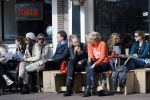 Amsterdam 10 maart 2015  
Tess Milne en Kimberly Klaver samen op een terrasje en Tess daarna met koptelefoon op de fiets
