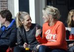 Amsterdam 10 maart 2015  
Tess Milne en Kimberly Klaver samen op een terrasje en Tess daarna met koptelefoon op de fiets